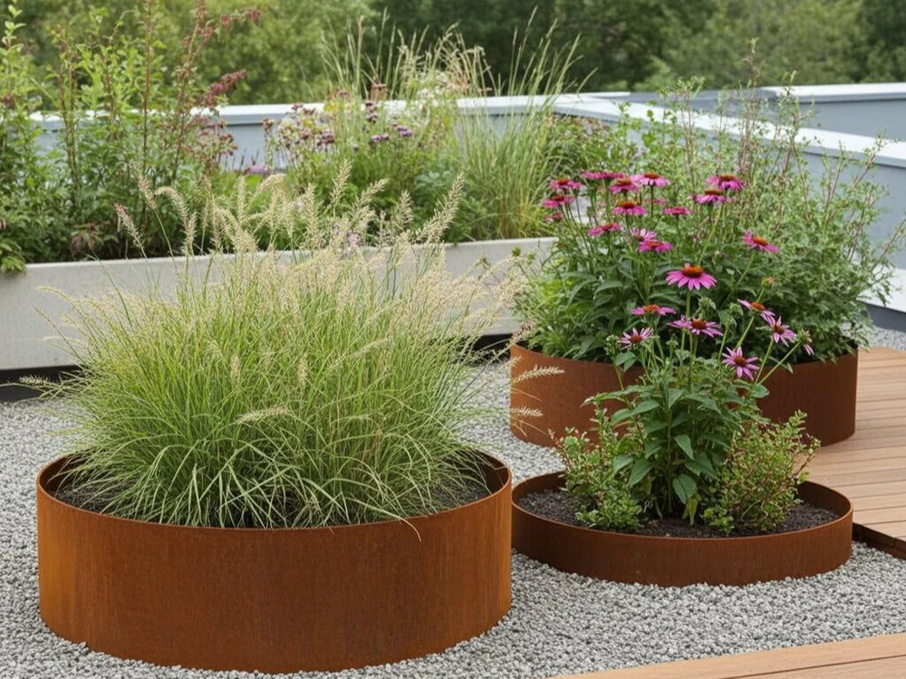 Bedkant i cortenstål med prydgress og blomster ved terrasse