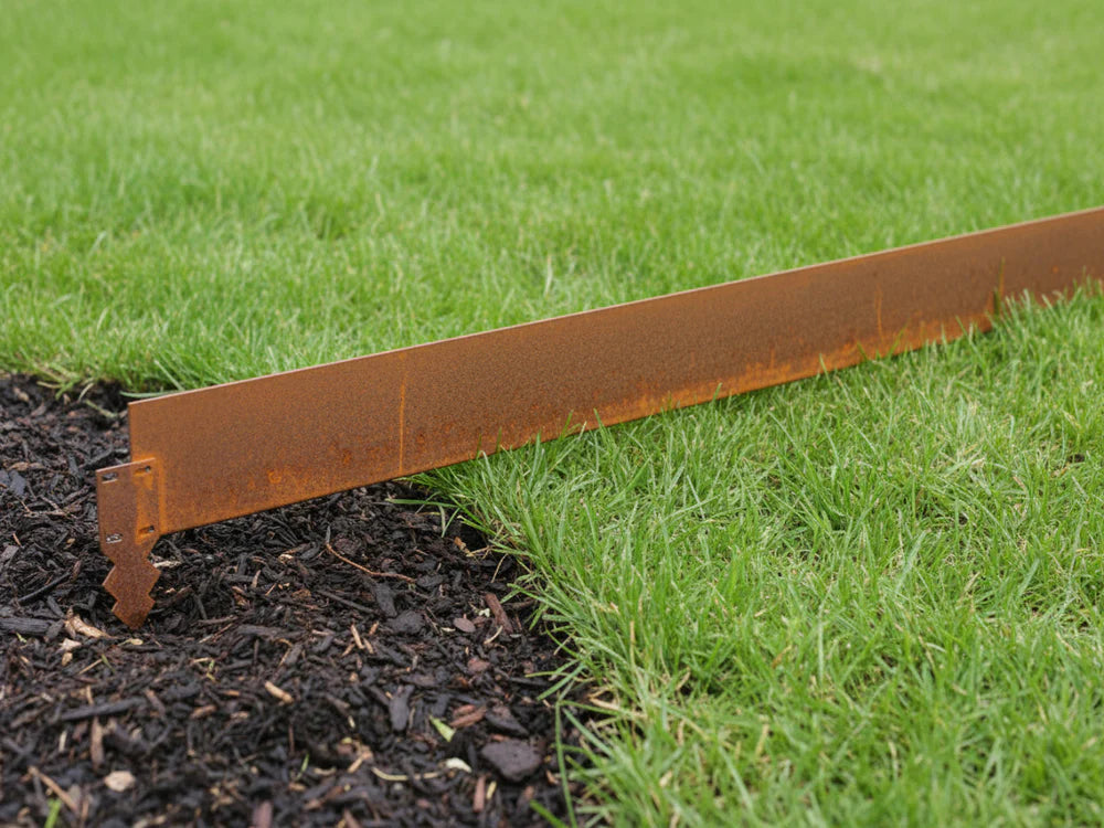 Bedkant i cortenstål på spesialmål fra byJEMA brukt som kant mellom plen og blomsterbed i hagen