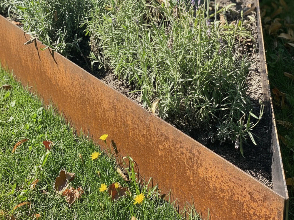 Bedkant i cortenstål på spesialmål fra byJEMA rundt urtebed i hagen