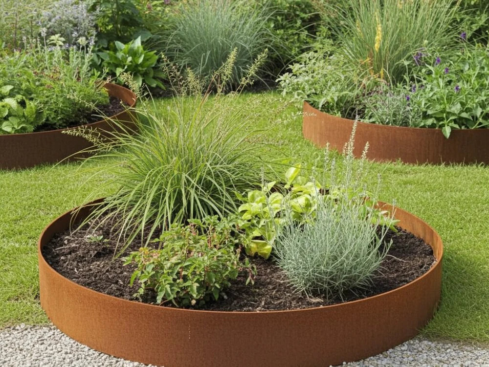 Rund bedring i cortenstål med prydgress og planter i hage