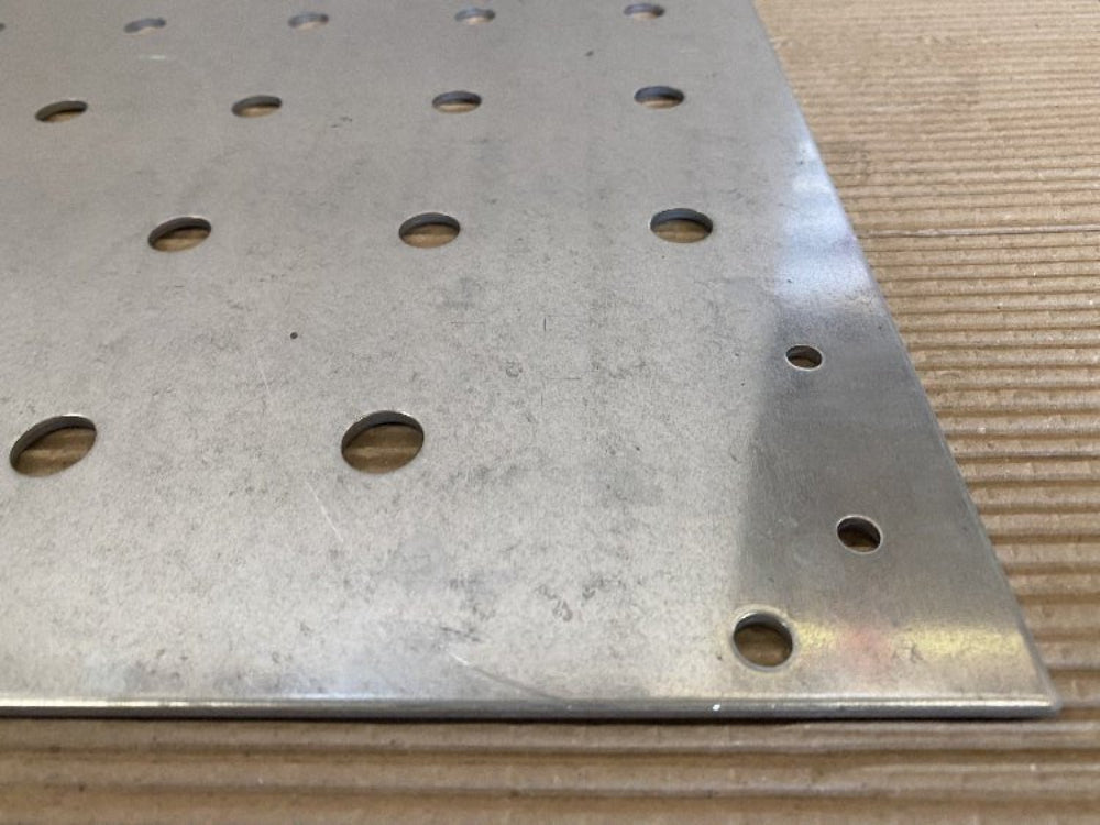 Detalj av galvanisert bunnplate med perforerte hull