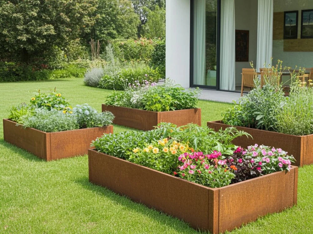 byJEMA CUBY høybed i cortenstål med blomster og planter i kjøkkenhage
