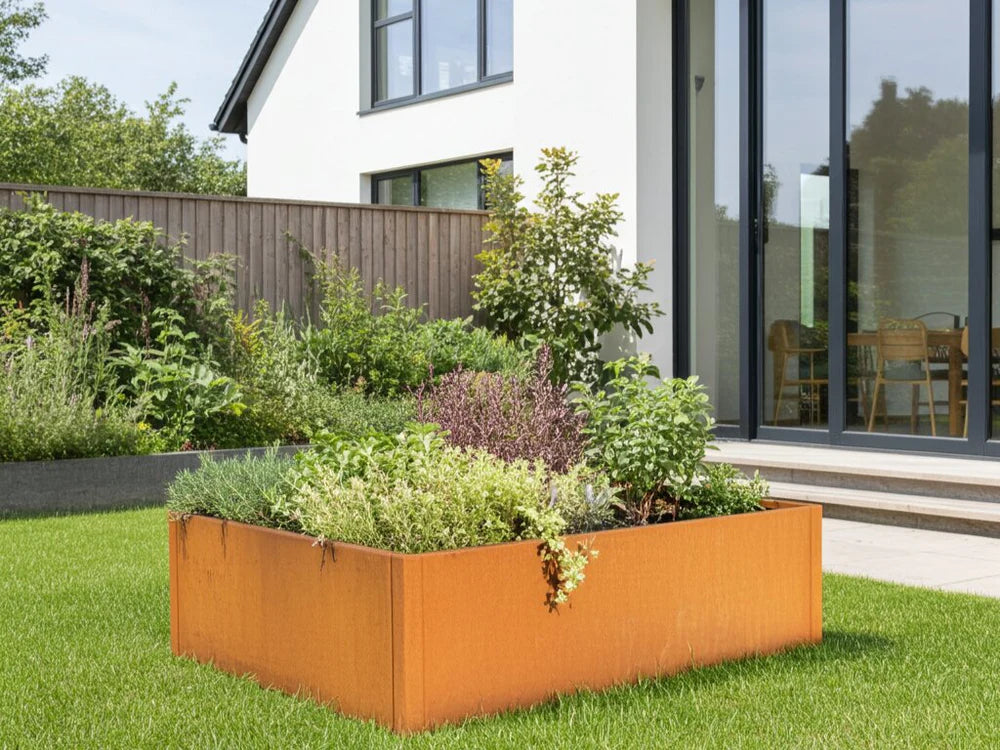 Kvadratisk byJEMA CUBY høybed i cortenstål i privat hage