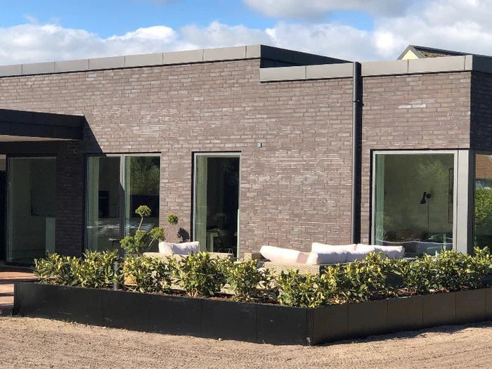 byJEMA CUBY høybed i svartlakkert stål på spesialmål rundt terrasse i moderne hage