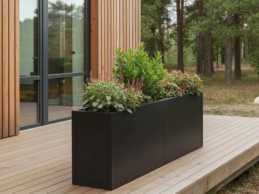 byJEMA CUBY plantekasse i svartlakkert stål på spesialmål med planter på moderne treterrasse