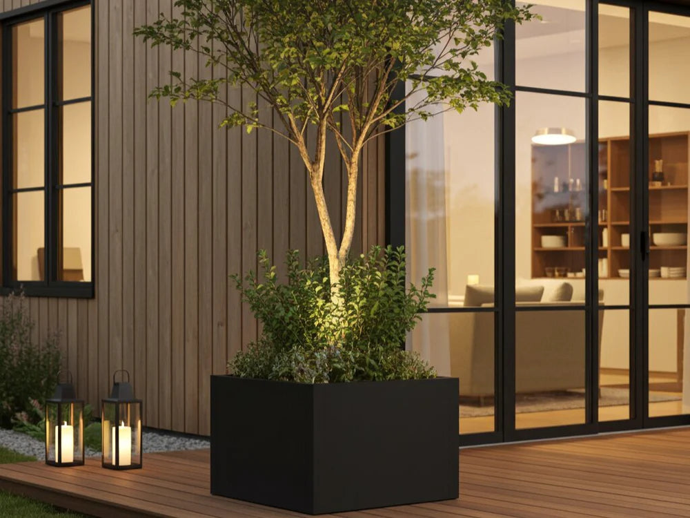 byJEMA CUBY plantekasse i svartlakkert stål med tre og belysning på moderne terrasse