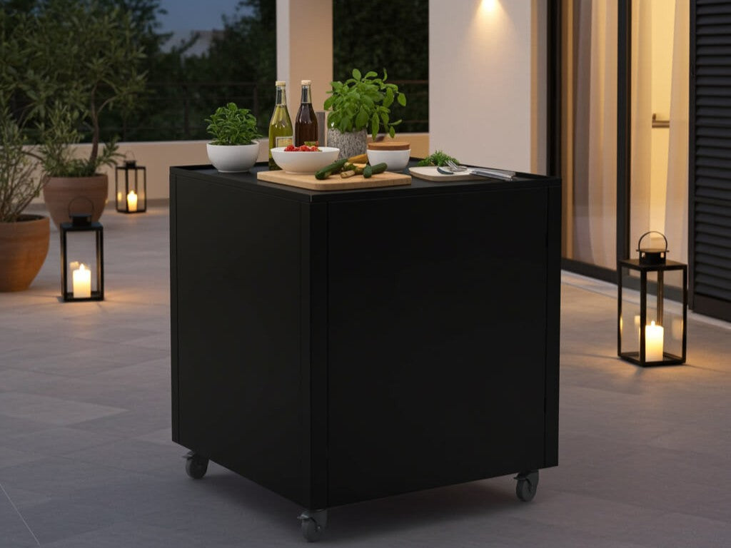 Sortlakkert utekjøkkenbord i stal fra byJEMA med hjul i stemningsfullt utemiljo