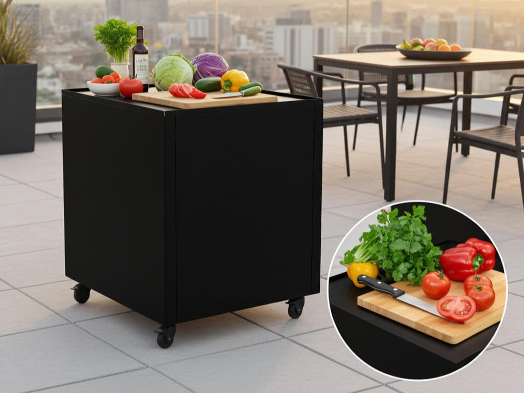 byJEMA utekjøkkenbord i sortlakkert stål med hjul pa moderne takterrasse med gronnsaker og skjarebrett