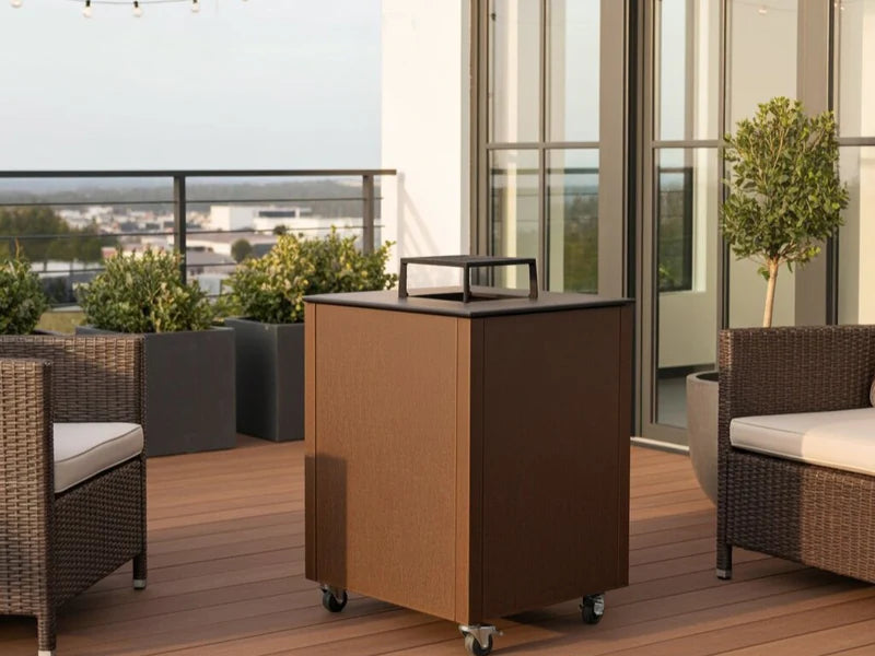 CUBY bålgrill i cortenstål på stilren balkong eller takterrasse