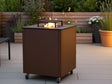 CUBY bålgrill i cortenstål på moderne terrasse med synlige flammer
