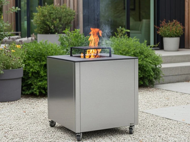 CUBY bålgrill i galvanisert stål i moderne hage med grus og arkitektur