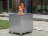 CUBY bålgrill i galvanisert stål på terrasse ved hus med planter og synlige flammer