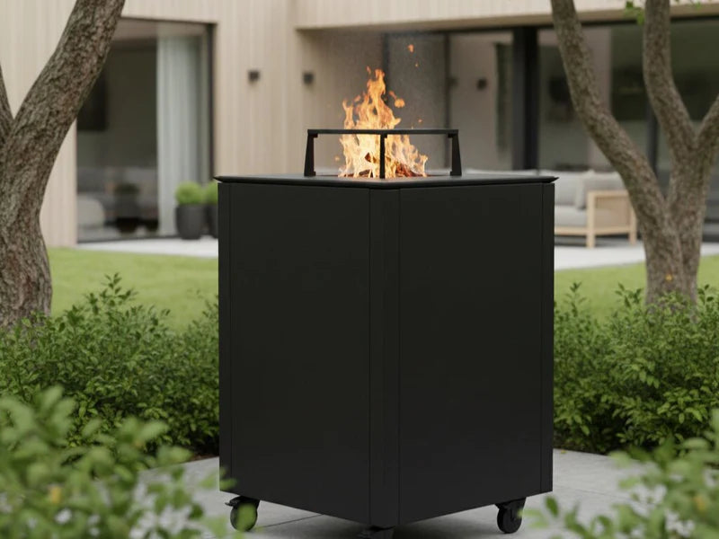 CUBY bålgrill i svart stål integrert i stilrent hagedesign
