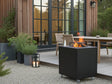 CUBY bålgrill i svartlakkert stål på terrasse med lanterner og lun kveld