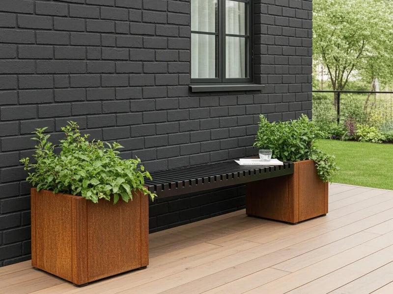 CUBY benksett i cortenstål med benk mellom plantekasser