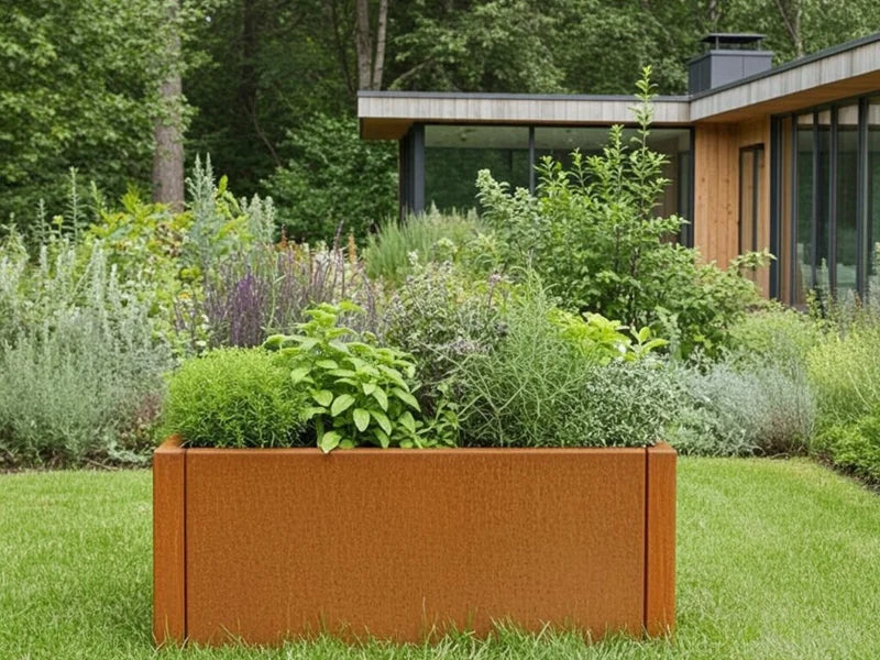 CUBY plantekasse i cortenstål med grønn beplantning ved moderne bolig