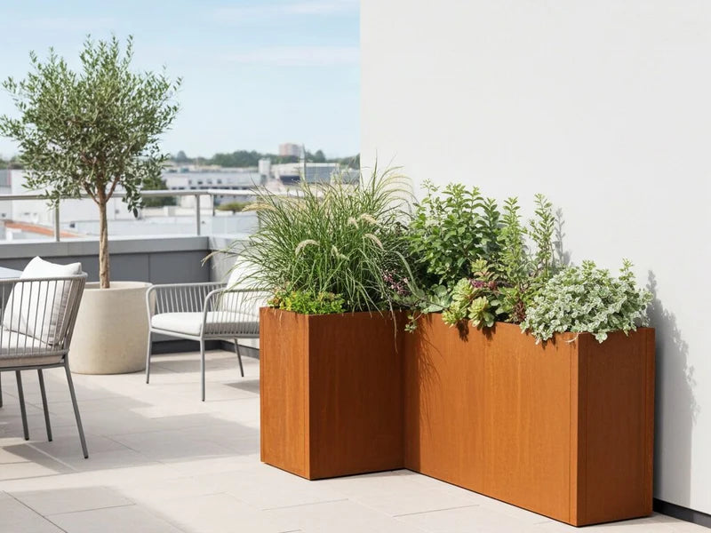 CUBY vinkelplantekasse i cortenstål med frodige planter på takterrasse