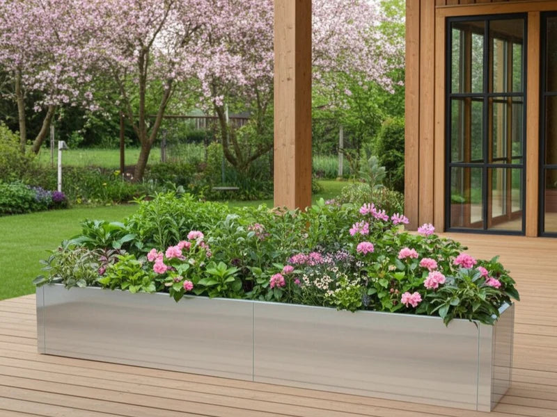 Lang plantekasse i galvanisert stål fra CUBY med blomster