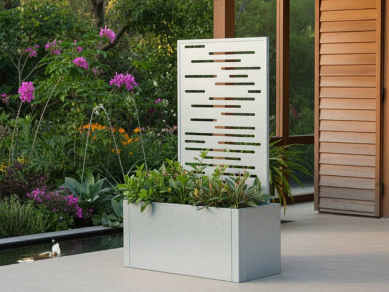 Plantekasse i galvanisert stål fra CUBY med espalier på terrasse