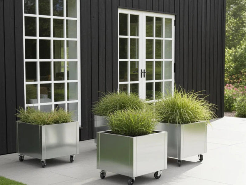 Kvadratiske plantekasser i galvanisert stål fra CUBY på hjul