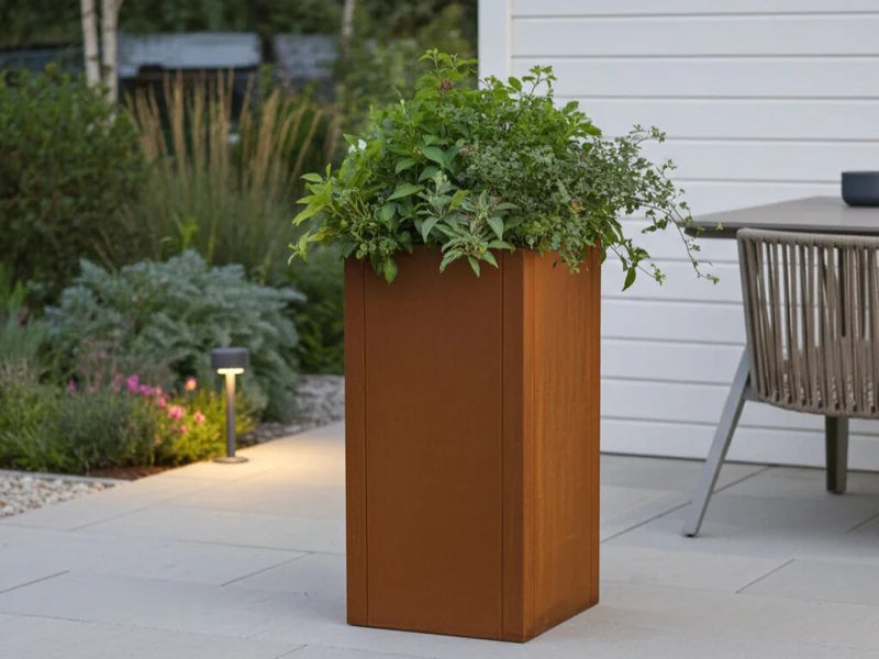 CUBY høy plantekasse i cortenstål med planter