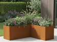 L-formet plantekasse i cortenstål fra CUBY med planter