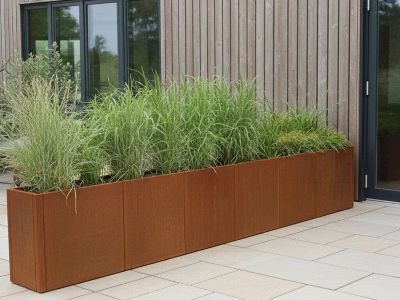 CUBY plantekasse i cortenstål ved husfasade