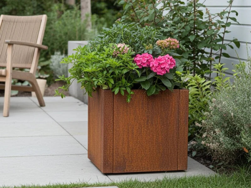 Kvadratisk CUBY plantekasse i cortenstål med hortensia på terrasse