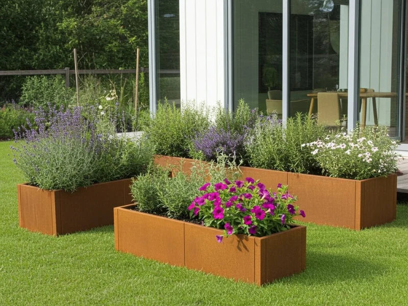 Lav CUBY plantekasse i cortenstål med blomster