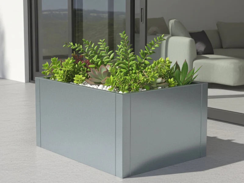 CUBY kvadratisk plantekasse i galvanisert stål med grønn beplantning ved moderne bolig