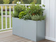 CUBY rektangulær plantekasse i galvanisert stål med frodige planter på terrasse