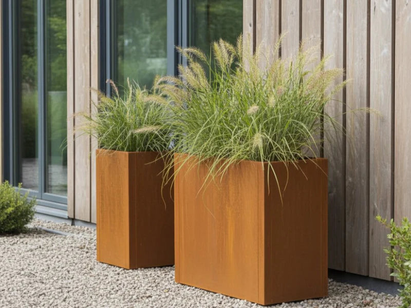 To plantekasser i cortenstål fra CUBY på terrasse