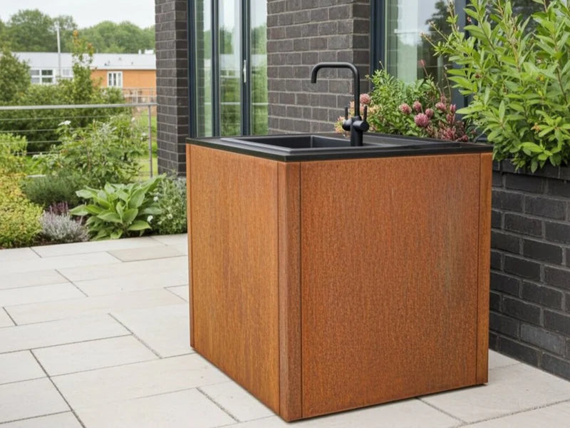 CUBY vaskmodul i cortenstål med sort vask og armatur