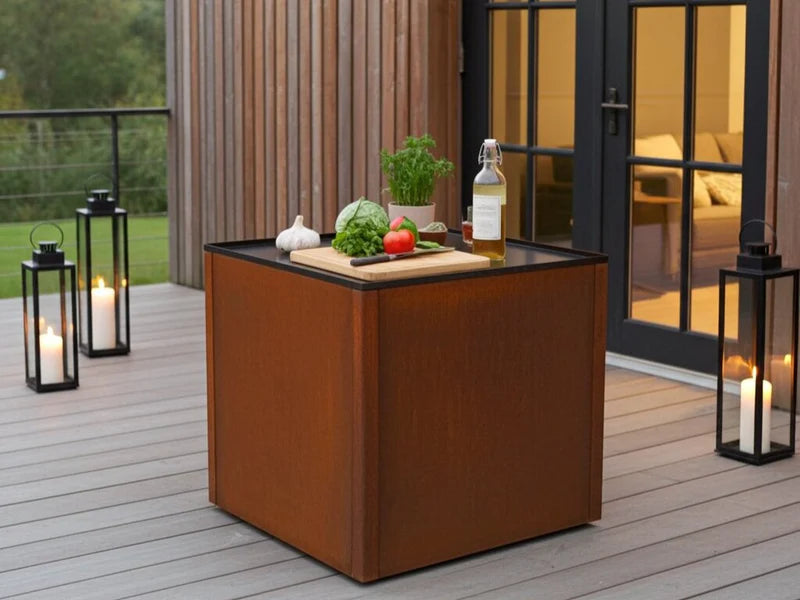 CUBY utekjøkkenbord i cortenstål på terrasse med lanterner