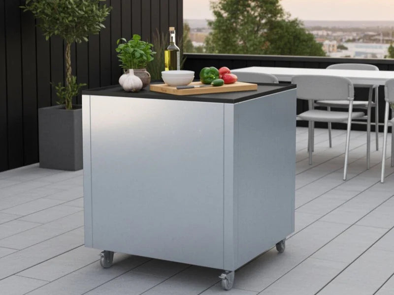 CUBY utekjøkkenbord i galvanisert stål med ferske råvarer