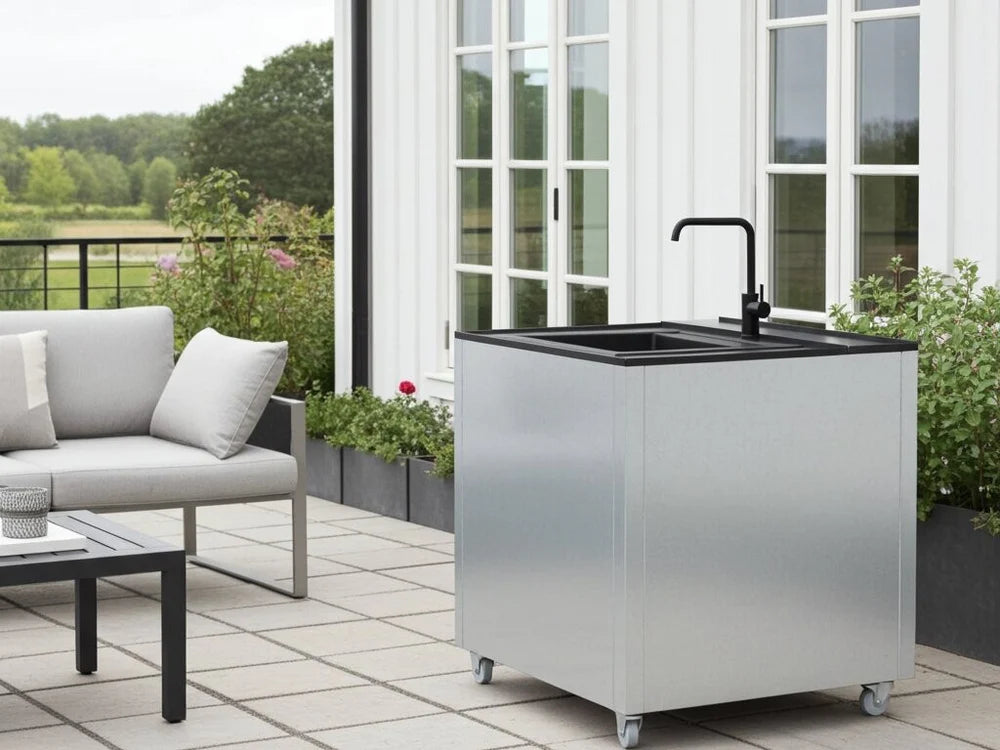 CUBY utendørs kjøkken med vask i galvanisert stål på terrasse ved moderne bolig