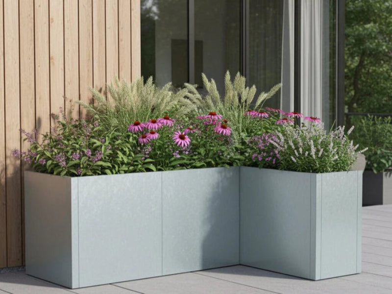 Vinkel høybed i galvanisert stål fra CUBY med stauder