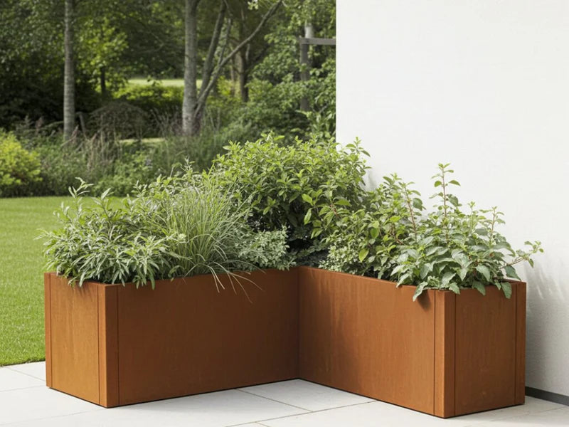 CUBY vinkelplantekasse i cortenstål med blomster