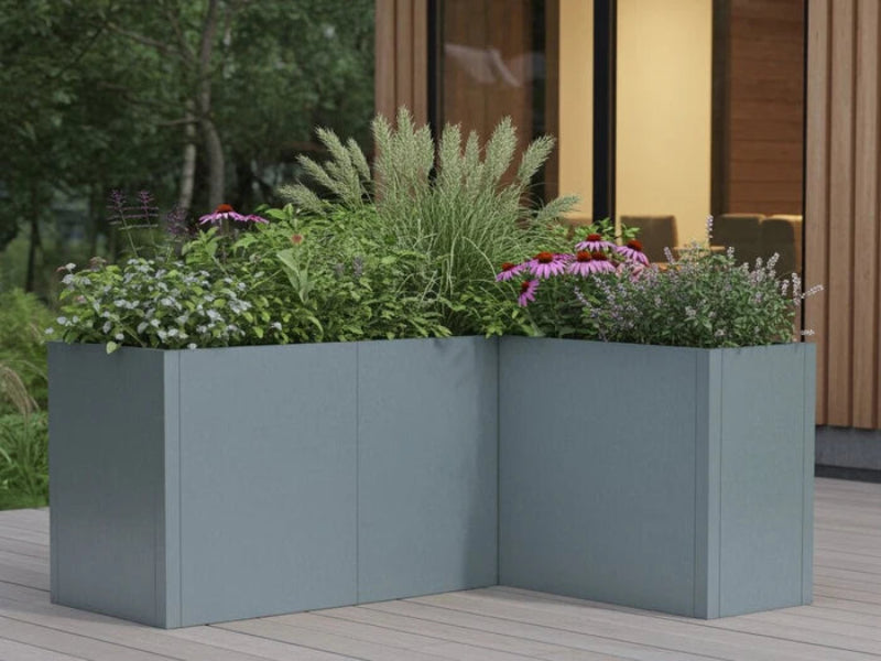 Plantekasse i galvanisert stål fra CUBY i vinkel med hageplanter