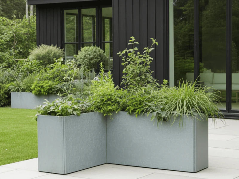 EDGY hjørne plantekasse i galvanisert stål ved fasade