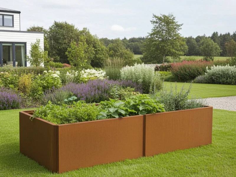 Rektangulært EDGY høybed i cortenstål plassert i velstelt hage