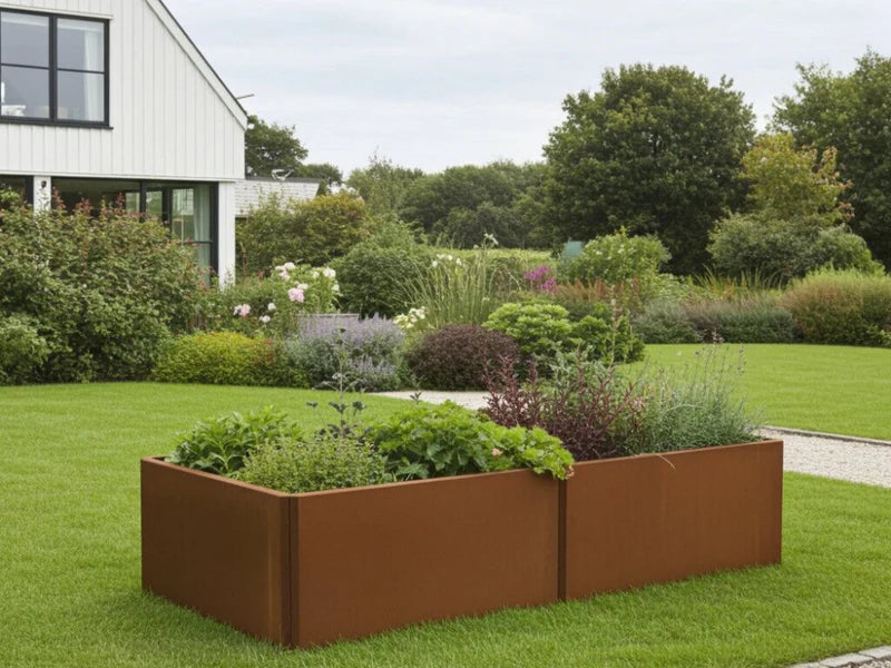 EDGY rektangulært høybed i cortenstål med frodig beplantning i hage