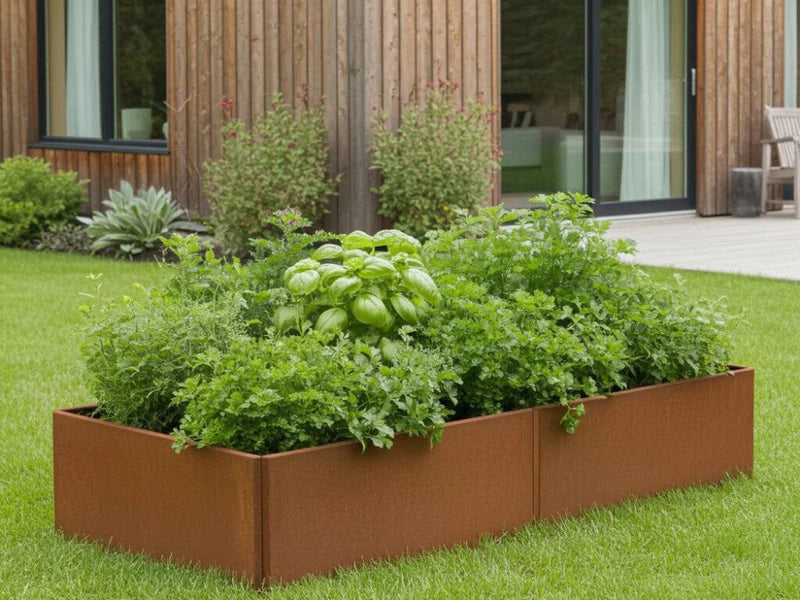 EDGY høybed i cortenstål med urter og grønnsaker i moderne hage