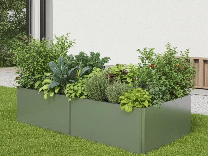 Rektangulært EDGY høybed i galvanisert stål på gressplen