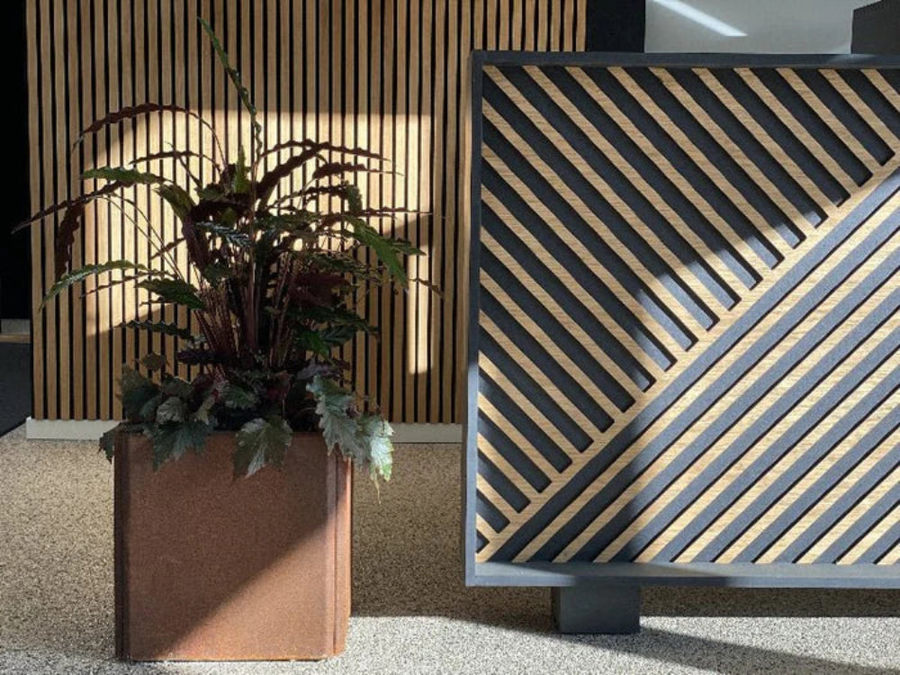 Plantekasse i cortenstål i arkitektonisk miljø med trevegger