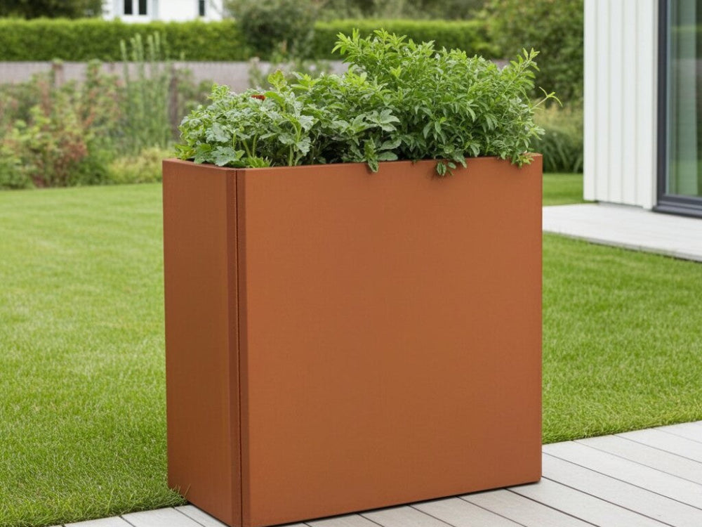 EDGY høy kompakt plantekasse i cortenstål med grønn beplantning