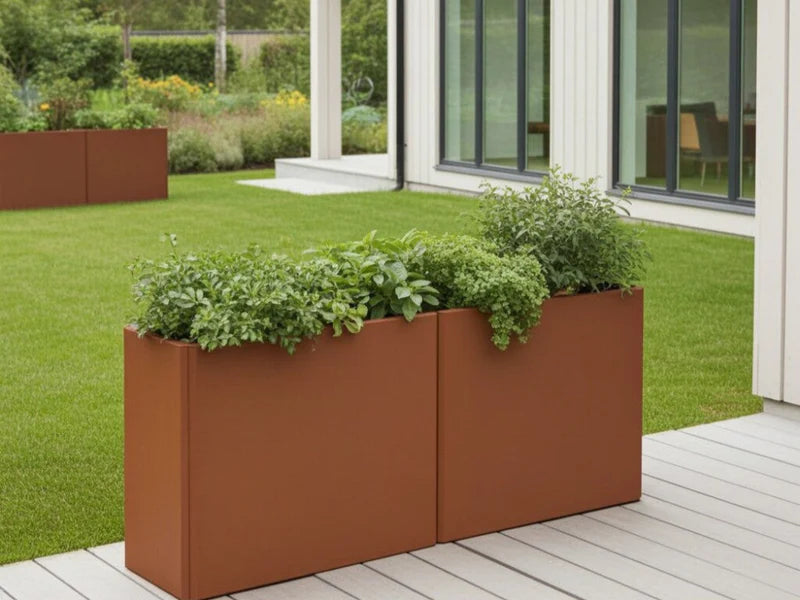 Høy EDGY plantekasse i cortenstål plassert ved moderne bolig