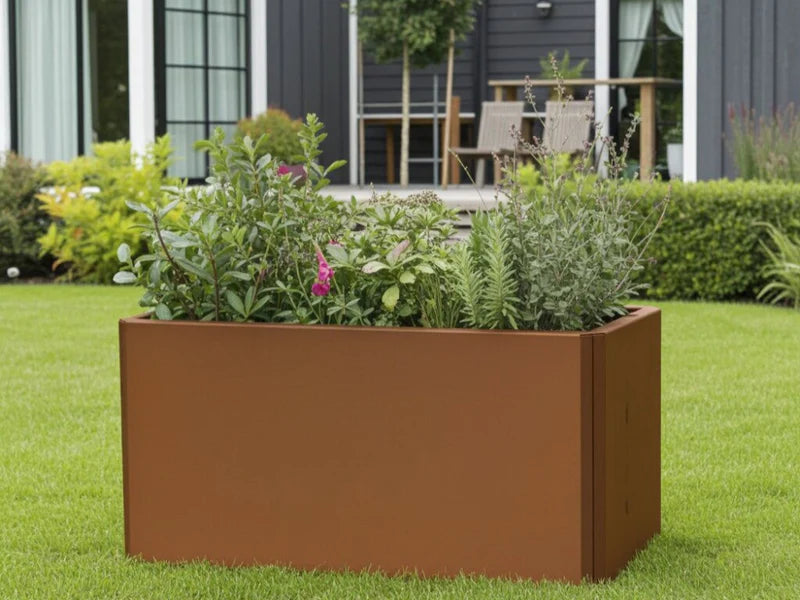 EDGY plantekasse i cortenstål plassert i moderne forhage