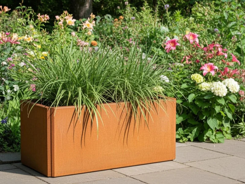 Rektangulær EDGY plantekasse i cortenstål med stauder