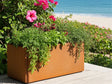 EDGY kompakt plantekasse i cortenstål på terrasse ved sjø